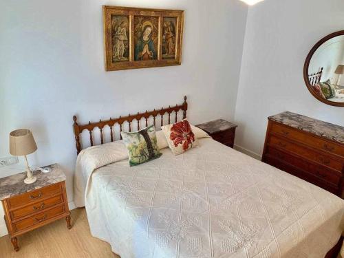 - une chambre avec un lit et un miroir mural dans l'établissement Puerta de Santa Maria Grupo AC Gestion, à Cadix