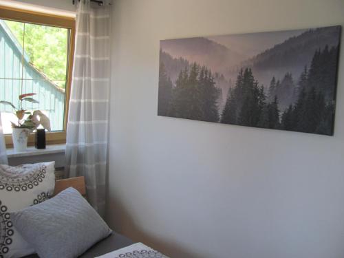 ein Schlafzimmer mit einem Bild, das an der Wand hängt in der Unterkunft #5 Sonniges helles komf Einzelzimmer mit WG Bad W-Lan frei Airport nah gelegen in Trunkelsberg