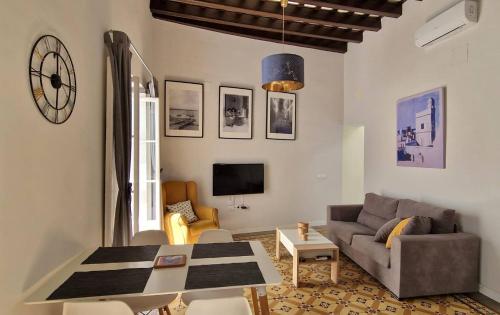 a living room with a couch and a table at Levante en el corazón de Cádiz WiFi Grupo AC Gestion in Cádiz