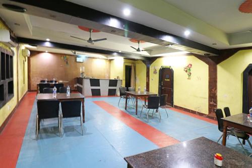 a restaurant with tables and chairs in a room at OYO Flagship Hotel Shreya in Bhubaneshwar