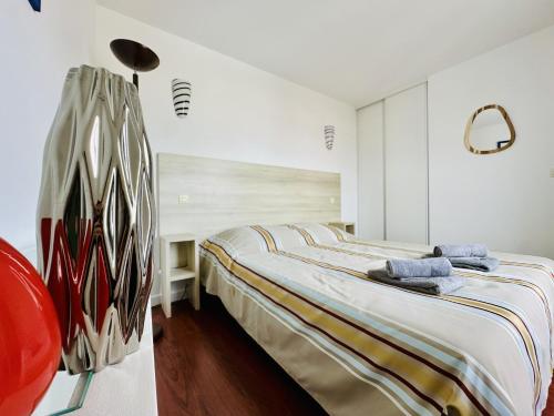 een slaapkamer met een groot bed in een kamer bij Charmant appartement rénové 6 personnes les Sables in Les Sables-dʼOlonne