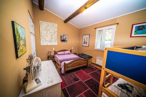 une pièce avec une chambre avec un lit et un ventilateur dans l'établissement Spacious Provence villa in 4 hectares of land, à Veaux
