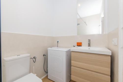 een badkamer met een toilet en een wastafel bij Siesta Mar Private APT 92 in Cala'n Porter