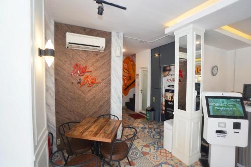 Μια τηλεόραση ή/και κέντρο ψυχαγωγίας στο Front One Budget Hotel Slamet Riyadi Solo