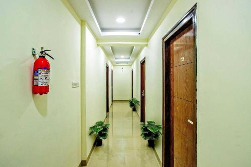 un corridoio con estintore in un edificio di Flagship Hotel Amster Inn a Bangalore
