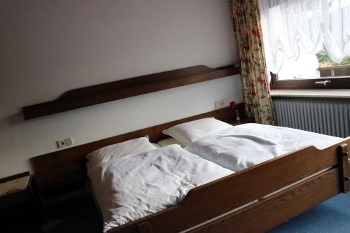 two twin beds in a bedroom with a window at Haus am Wegle in Baiersbronn