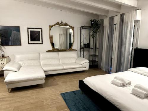 ein Wohnzimmer mit einem weißen Sofa und einem Spiegel in der Unterkunft Lodi Suite in Mailand