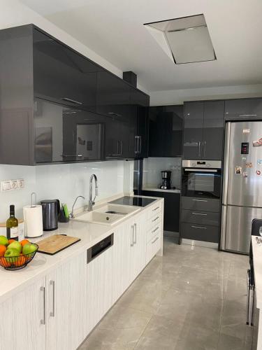 Ivory Style Maisonette near Downtown