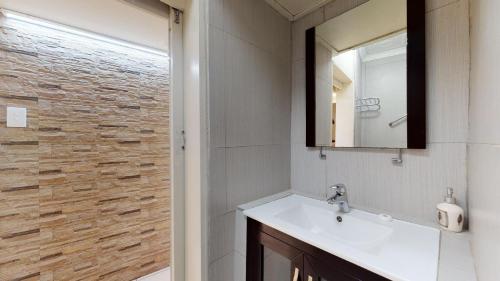 La salle de bains est pourvue d'un lavabo et d'un miroir. dans l'établissement Breakers 324 by Top Destinations Rentals, à Durban