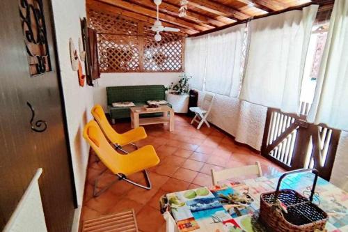 sala de estar con mesa y sillas amarillas en Cottage84 - Proppro - Milazzo, en Milazzo