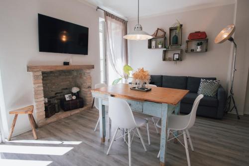 ein Wohnzimmer mit einem Tisch und einem Sofa in der Unterkunft Rossanella's Home in Desenzano del Garda