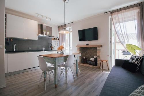 eine Küche und ein Wohnzimmer mit einem Tisch und Stühlen in der Unterkunft Rossanella's Home in Desenzano del Garda