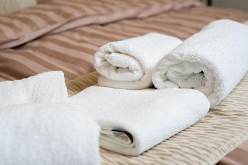 una pila de toallas sentadas encima de una cama en Angelinas Service Apartment 4, en Oberhausen