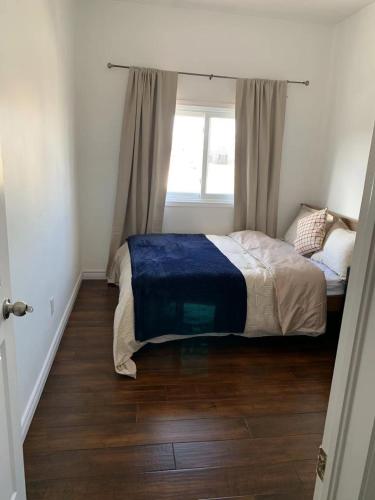 um quarto com uma cama e uma janela em Quite Room em Kitchener