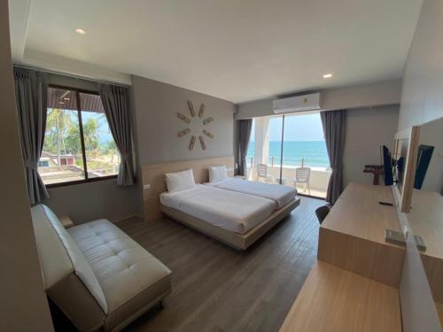 Postel nebo postele na pokoji v ubytování Rayong Chalet Resort