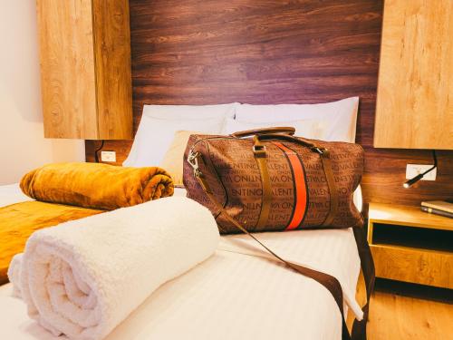 eine Tasche auf einem Bett in der Unterkunft Residence ǁ Corino in Biograd na Moru
