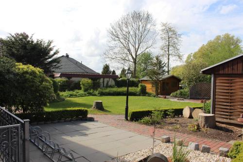 a garden with a walkway and a house at Seifert's Ferienwohnung Windrose 3 in Burhave in Burhave