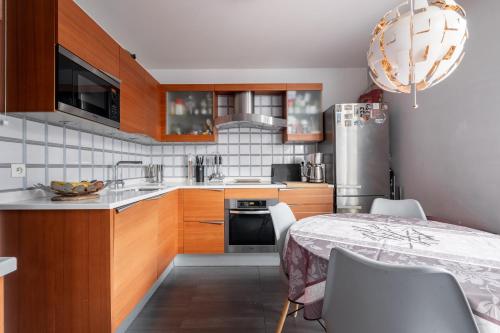 une petite cuisine avec une table et un réfrigérateur dans l'établissement Veeve - Fabulous on Faure, à Paris