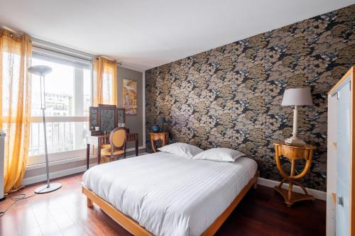 une chambre avec un lit et une peinture murale dans l'établissement Veeve - Fabulous on Faure, à Paris