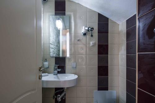 W łazience znajduje się umywalka i lustro. w obiekcie Villa Katerina Dio w mieście Astérion