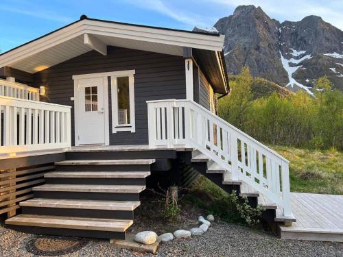 una pequeña casa con escaleras que conducen a un porche en Flott hytte i Morfjorden, Laupstad, en Laupstad
