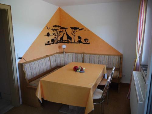 een tafel met bloemen op een kamer bij Ferienwohnung Renner ca 100 qm in Mühlingen