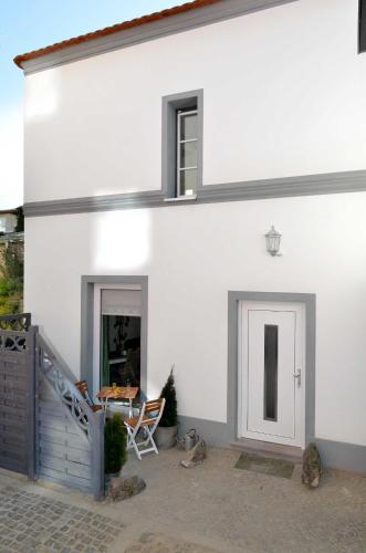 a white house with a table and a window at Alte Schmiede in Franken Vorstadt