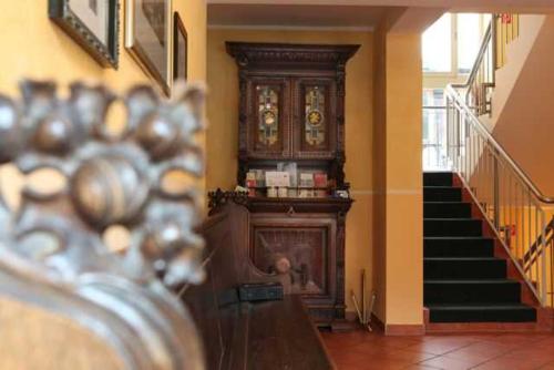 Una sala de estar con chimenea y una escalera. en Ferienresidenz Schlossblick, en Quedlinburg