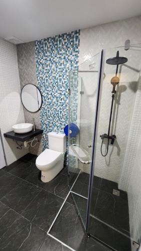 ラン島にあるT'estimo Kohlarnのバスルーム(トイレ、ガラス張りのシャワー付)