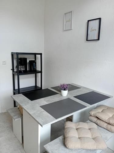 a white table with a vase on top of it at Stellas Monteurwohnungen in Werdau