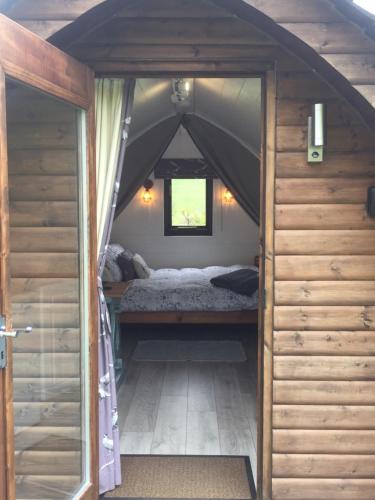 een kleine kamer met een bed in een tent bij Wharfe Pod in Kettlewell