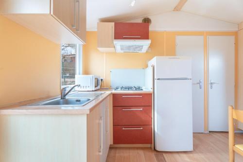 Η κουζίνα ή μικρή κουζίνα στο Falaguera Bungalow 4