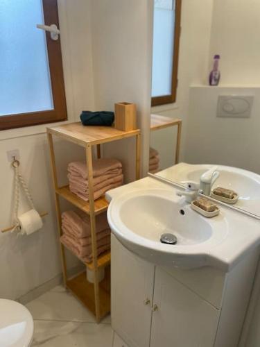 une salle de bain blanche avec un lavabo et des toilettes dans l'établissement Appartement - Vielle ville, à Grasse