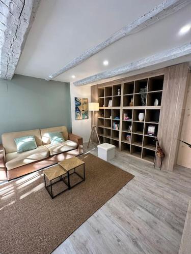 un salon avec un canapé et une table dans l'établissement Appartement - Vielle ville, à Grasse