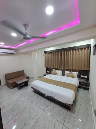 een slaapkamer met 2 bedden en een roze licht bij Hotel Lake Palace By G L Group in Ahmedabad
