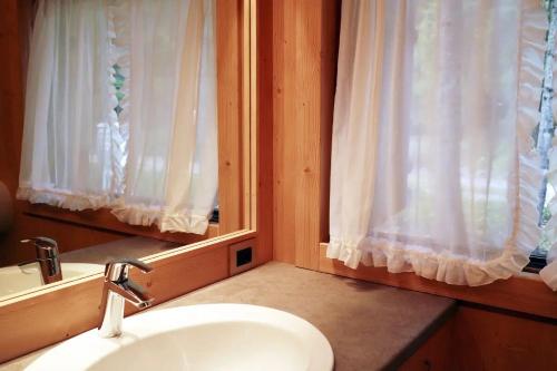 a bathroom with a sink and a window at International Camping Olympia in Maion