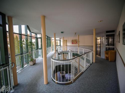 einen Flur mit einem Käfig in der Mitte eines Gebäudes in der Unterkunft Hotel und Restaurant Harzparadies in Harztor