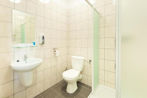 een badkamer met toilet en wastafel bij Marina Grudziądz in Grudziądz