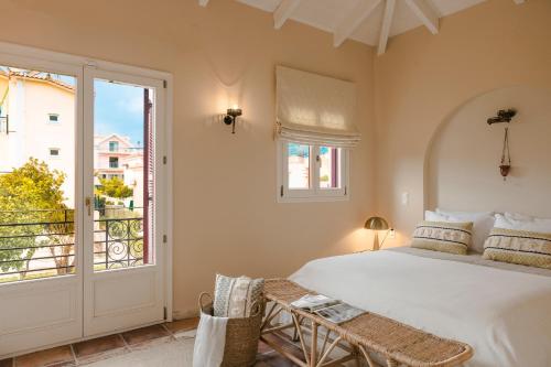 斯卡拉克弗隆尼亞斯的住宿－Scorpios Mansion Loft / Downtown Skala / Seaside，一间卧室设有一张床和一个大窗户