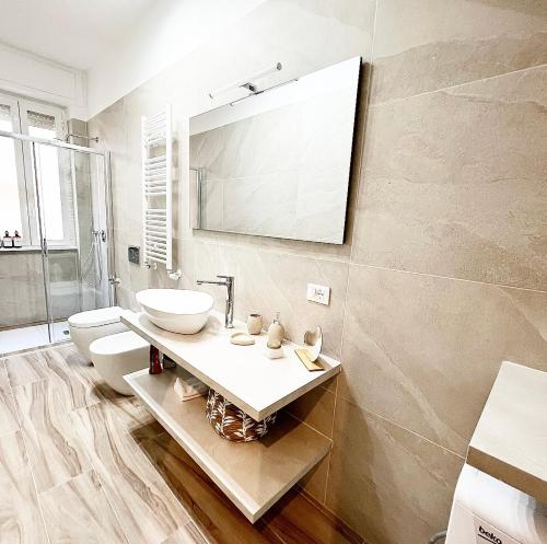 ein Bad mit einem Waschbecken und einem WC in der Unterkunft Lawyer House Milan in Mailand