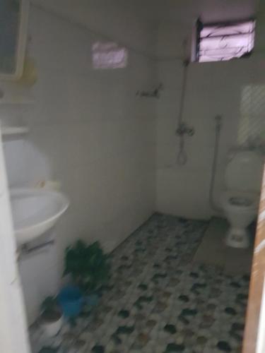 a bathroom with a sink and a toilet in it at Mr. Hợp in Kim Côn