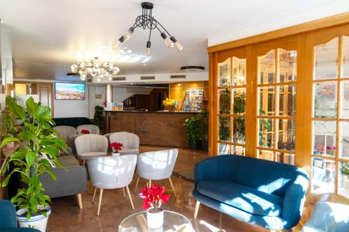 - une salle à manger avec une table et des chaises dans l'établissement Hotel Ridomar 365, à Lloret de Mar