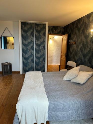 ein Schlafzimmer mit einem großen Bett in einem Zimmer in der Unterkunft Gite du Pavillon in Lens-Lestang