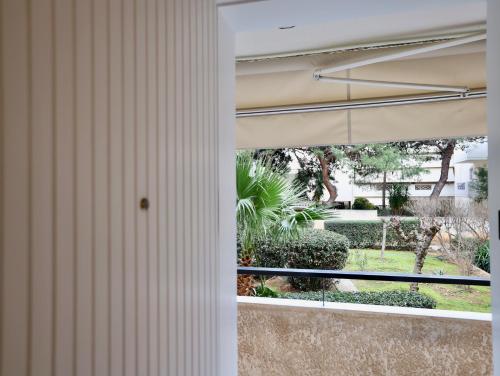 una ventana con vistas a un patio en Becool Apartment en Porto Rafti