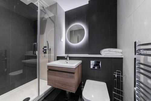 W łazience znajduje się umywalka, prysznic i toaleta. w obiekcie Modern and Bright Studio in Central East Grinstead w mieście East Grinstead