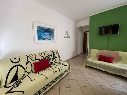 a living room with a couch and a bed at Appartamenti Pousada Michelino in Parghelia