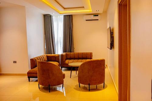un soggiorno con divano, sedie e tavolo di Polo Grand Hotel a Maiduguri