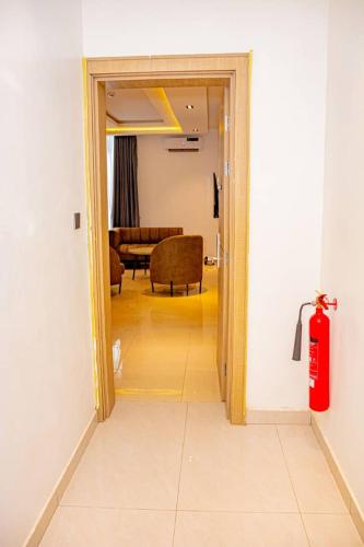 un pasillo con una puerta que da a una sala de estar en Polo Grand Hotel, en Maiduguri