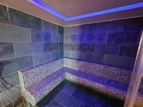 La salle de bains est pourvue d'une baignoire avec des lumières violettes. dans l'établissement Вилла у моря, à Heybeliada