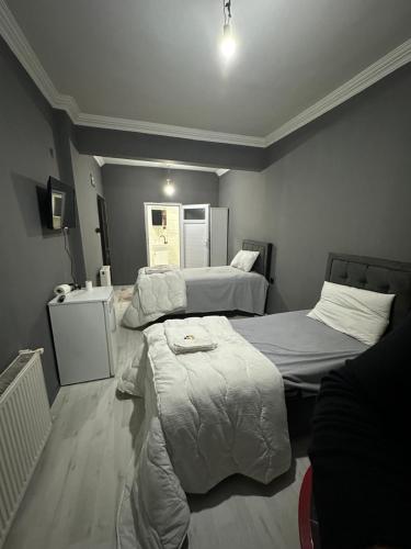 Een bed of bedden in een kamer bij REYNA OTEL